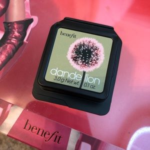 Benefit: a brightening face power